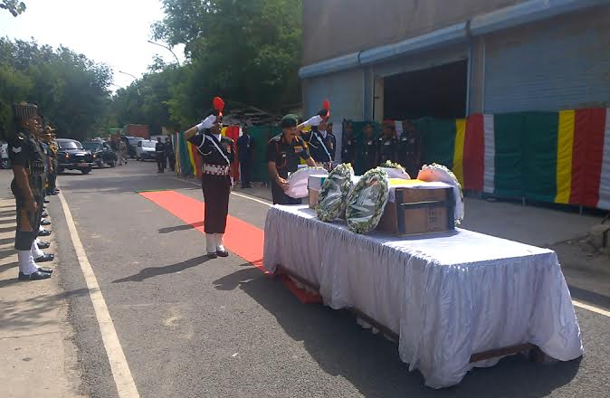 Gen Dalbir Singh pays respect to mortal remains of Hav Gaya Prasad