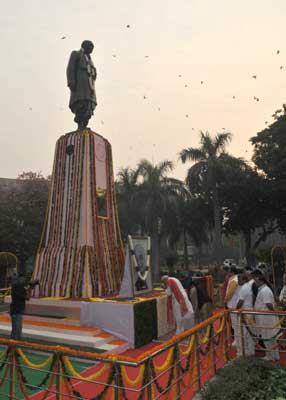Modi paying homage to Sardar Patel 