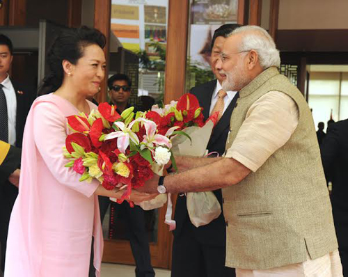 Modi hosts grand Gujarati fiesta for Chinese President