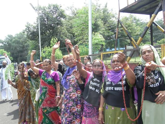 Bhopal Gas victims chain themselves to CM's house demanding compensation