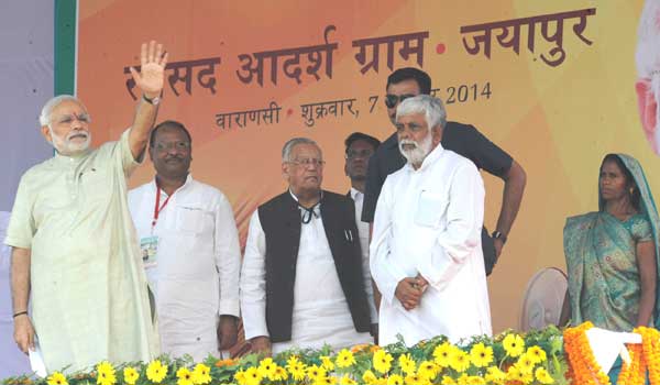 Modi being received by the Governor of Uttar Pradesh
