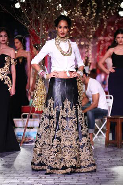 Lisa Haydon walks ramp for Monisha Jaising