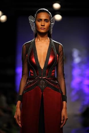 Sushmita Sen walks ramp in Lakme Week