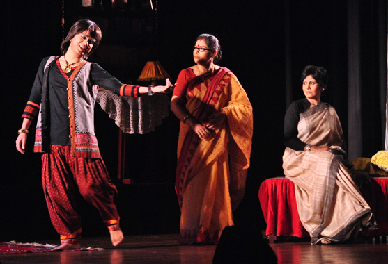 Stage tribute to filmmaker Rituparno