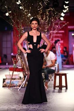 Lisa Haydon walks ramp for Monisha Jaising