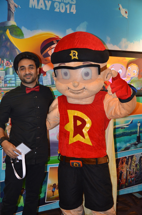 Mighty Raju poses with stars at FICCI