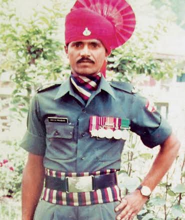 Gen Dalbir Singh pays respect to mortal remains of Hav Gaya Prasad