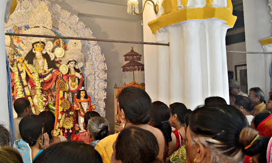 Festive fever reaches peak on Maha Ashtami-Maha Navami