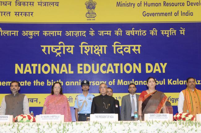 Pranab Mukherjee lighting the lamp 