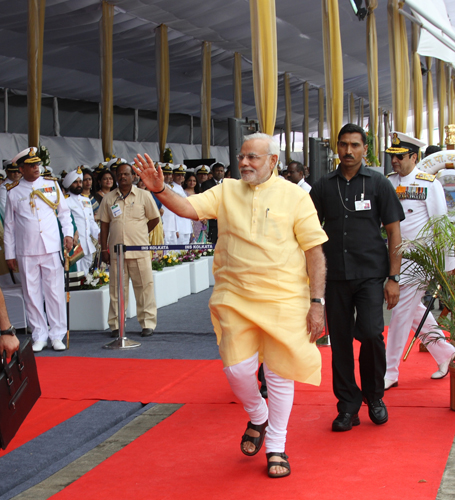 Narendra Modi with the Commanding Officer, Captain Tarun Sobti INS Kolkata