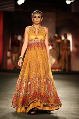 Kangana Ranaut walks for Anju Modi