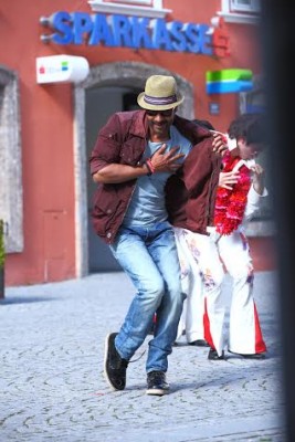 Prabhudheva puts dancing shoes on Ajay Devgn