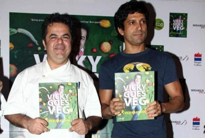 Farhan Akhtar reminisces in 'Hawaa Hawaaiâ€™s Dreamer Video