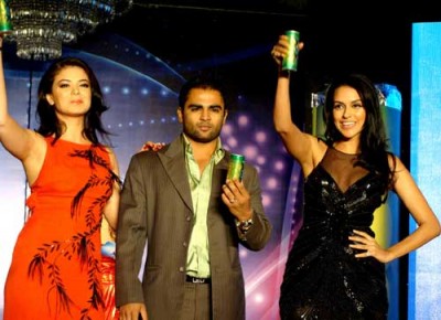 Mumbai: Neha debuts PETA's new 'V-Card'  