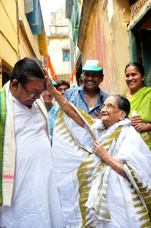 LS: Political leaders campaign in Kolkata