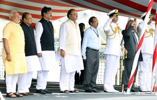 Narendra Modi with the Commanding Officer, Captain Tarun Sobti INS Kolkata
