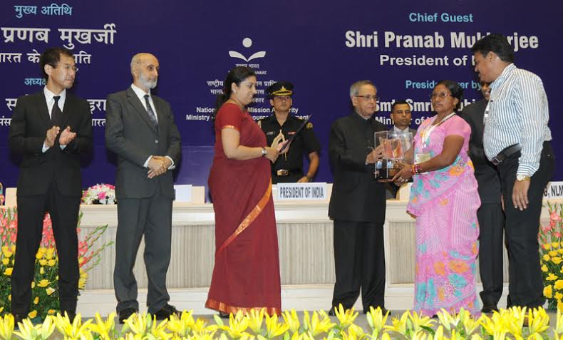 President presents Saakshar Bharat Awards 2014  