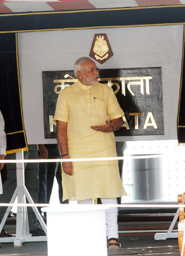 Narendra Modi with the Commanding Officer, Captain Tarun Sobti INS Kolkata