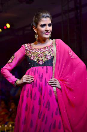 Prachi sizzles on the ramp
