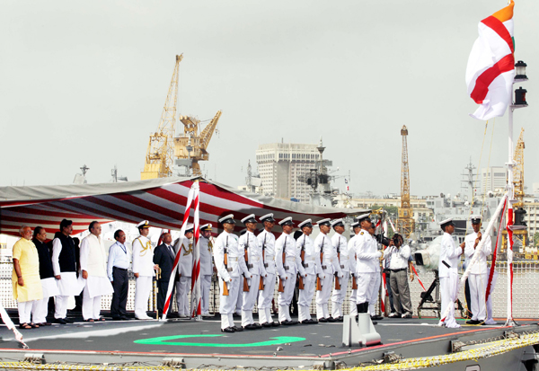 Narendra Modi with the Commanding Officer, Captain Tarun Sobti INS Kolkata