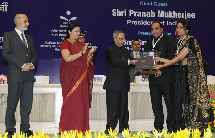 President presents Saakshar Bharat Awards 2014  