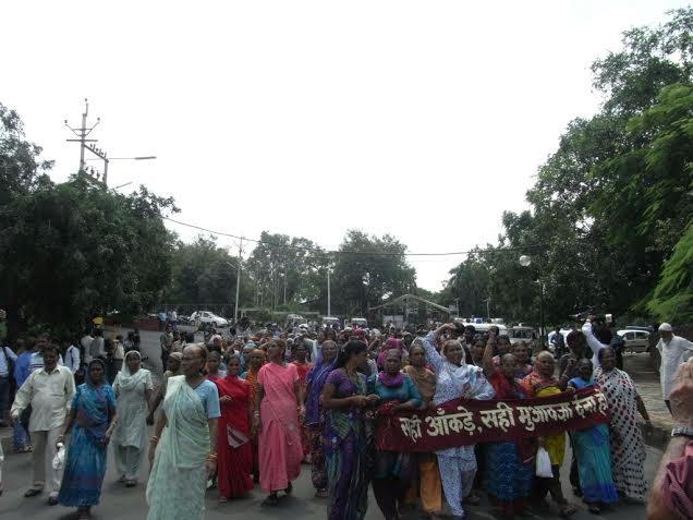 Bhopal Gas victims chain themselves to CM's house demanding compensation
