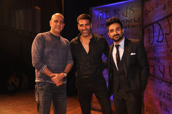 Akshay Kumar, Twinkle Khanna enjoy a hilarious evening at Vir Das show