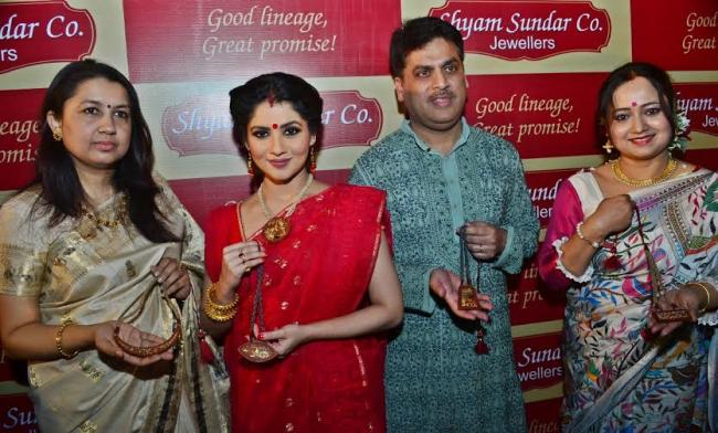 Payel showcases 'Nakshikantha' collection of gold jewellery