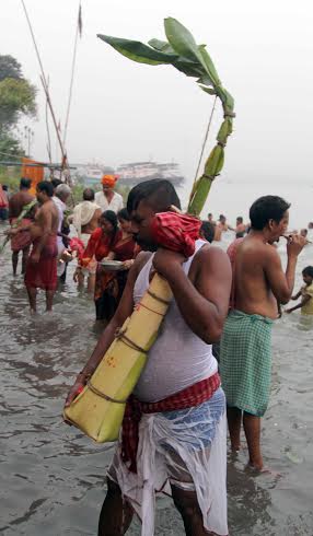 Kolkatans witness 'Kolabou snan' on Mahasaptami