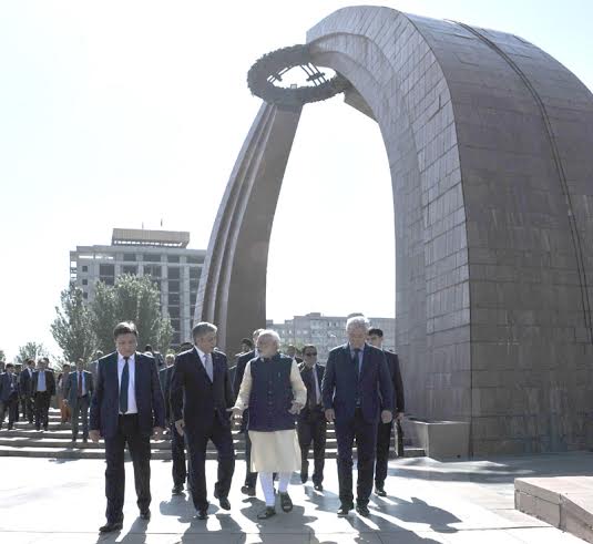 Narendra Modi with the President of Kyrgyz Republic, Mr. Almazbek Atambayev