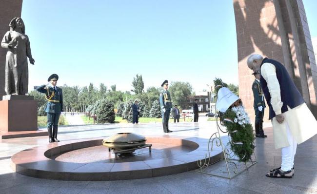Narendra Modi with the President of Kyrgyz Republic, Mr. Almazbek Atambayev