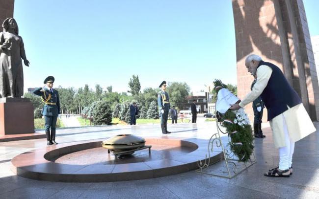 Narendra Modi with the President of Kyrgyz Republic, Mr. Almazbek Atambayev