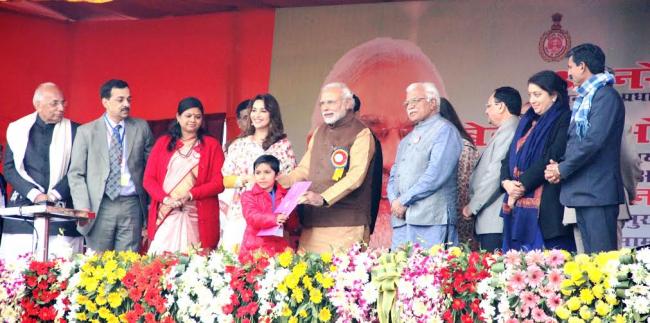 Modi launching Beti Bachao Beti Padhao Logo at Panipat