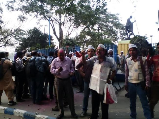 Kolkata: AAP supporters celebrate Delhi victory
