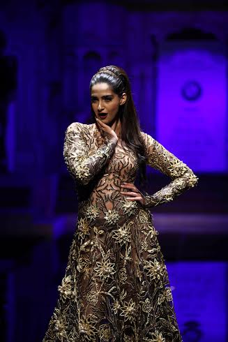 Sonam Kapoor turns bride from Benaras for Abu Jani-Sandeep Khosla
