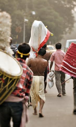 Kolkatans witness 'Kolabou snan' on Mahasaptami
