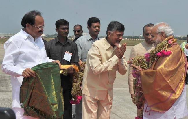  Narendra Modi being welcomed on arrival by the Chief Minister of Andhra Pradesh