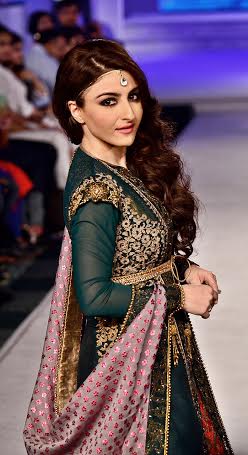 Blenders Pride Fashion Tour: Soha walks the ramp on Day one