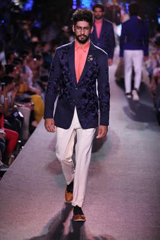 Manish Malhotra's collection sizzles LFW