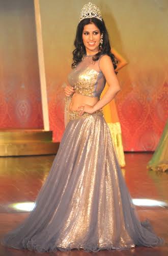 Priyanka Khurana Goyal sizzles ramp for Shraddha Vora's latest creation 