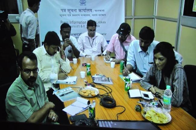 Gadkari interacting with media persons in Kolkata