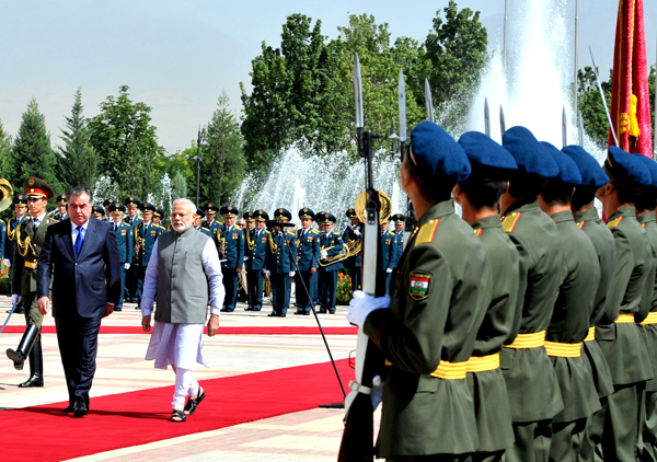 Narendra Modi being received by the President of Tajikistan