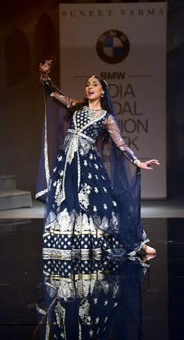 Pernia Qureshi charms all as dancing bride for Suneet Varma