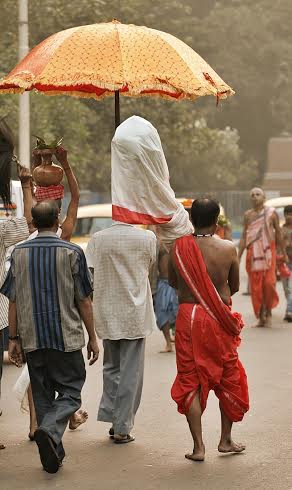 Kolkatans witness 'Kolabou snan' on Mahasaptami