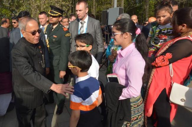 President pays tribute to Tagore in Russia