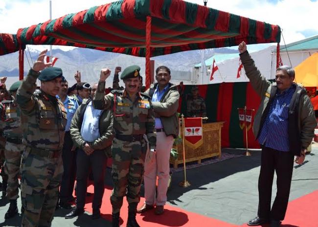 Parrikar visits Siachen Glacier 