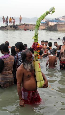 Kolkatans witness 'Kolabou snan' on Mahasaptami