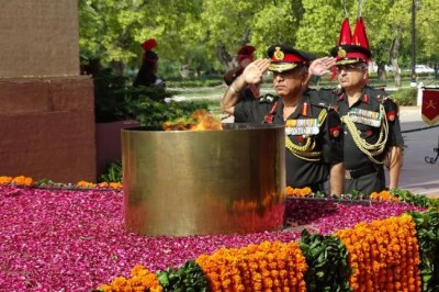 VCOAS pays tribute at Amar Jawan Jyoti