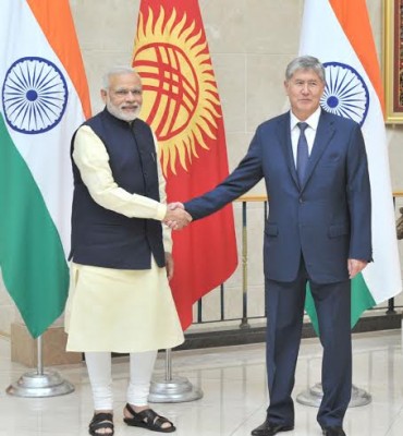 Narendra Modi with the President of Kyrgyz Republic, Mr. Almazbek Atambayev