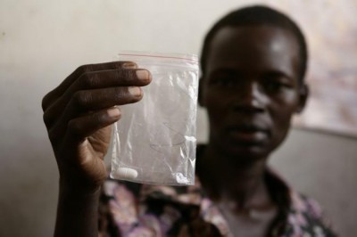 UNAIDS urges expanding antiretroviral therapy to all people living with HIV